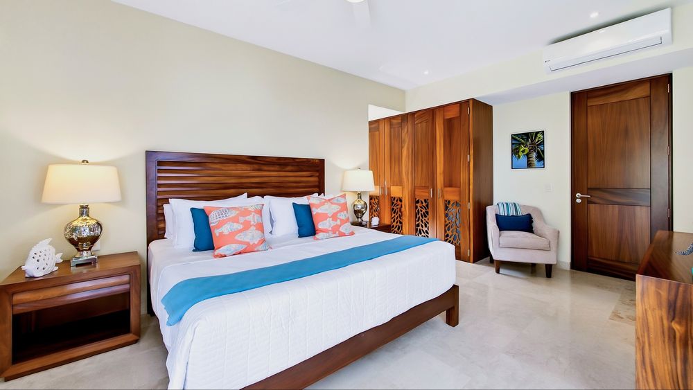 Second bedroom with queen bed