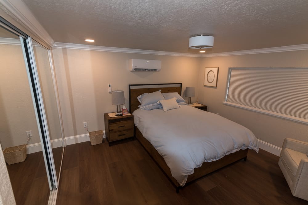 Downstairs bedroom with mirrored closet